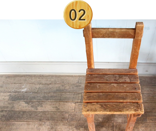 年季の入った木材の椅子と床
